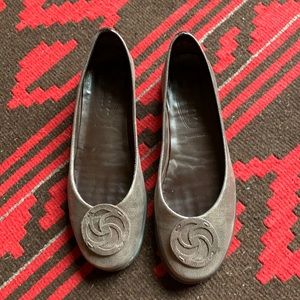 The Flexx “Bon Bon” platinum colored flats